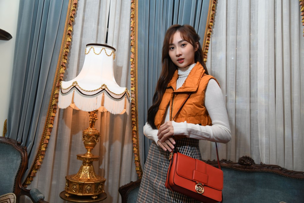 Yumi佩戴Box Trot系列中型號橙紅色手袋/$5,900。